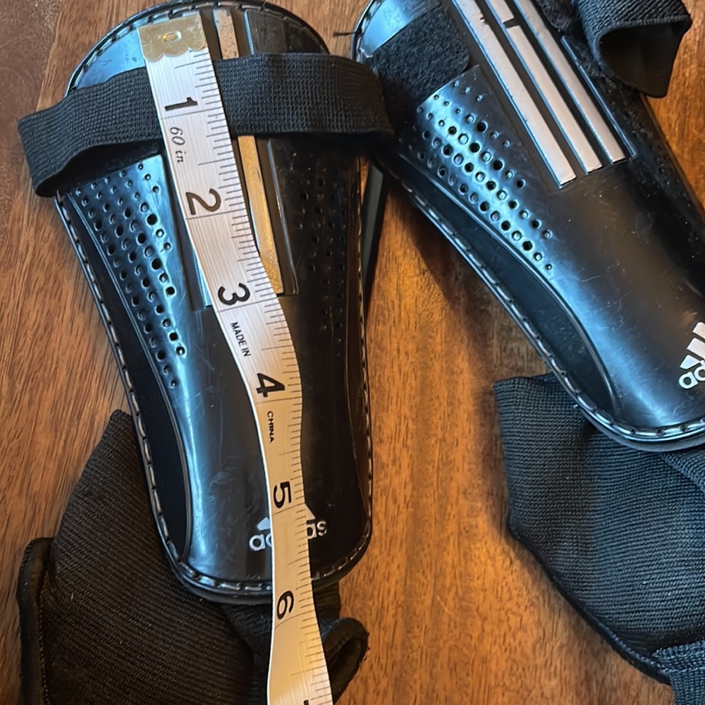 ⚽️adidas XS kids shin guards. Used. Black/silver
